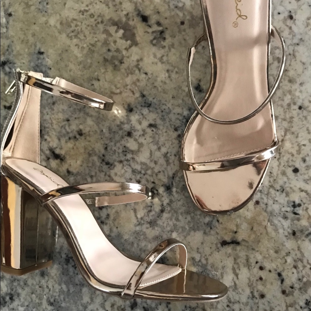 ❗️SALE❗️Gold Metallic 3 Band Heels